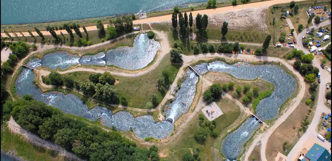Vue aérienne de la rivière artificielle