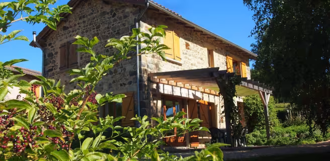 Gîte des Monneries, Poule-les Echarmeaux dans les monts du Beaujolais, location de vacances idéale en famille ou entre amis.