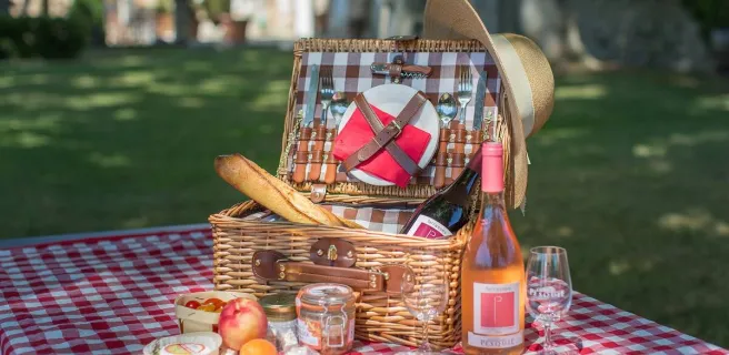 Vineyard picnic at Château Pesquié