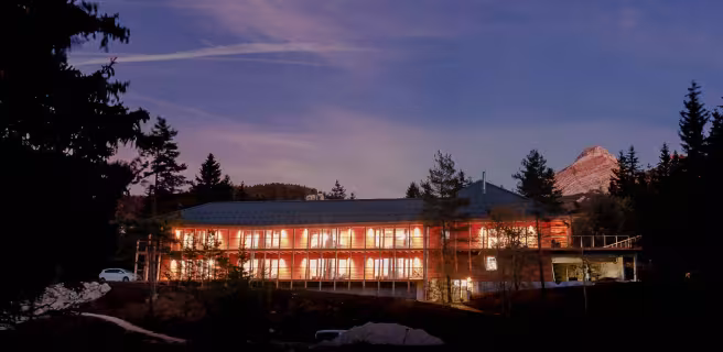bâtiment éclairé de nuit