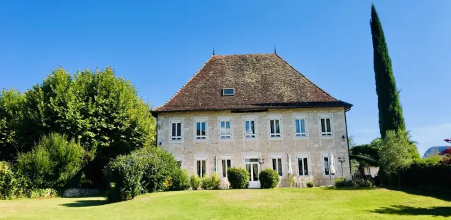 Le parc du gîte 5* du Domaine du Manoir aux Avenières-Veyrins-Thuellin