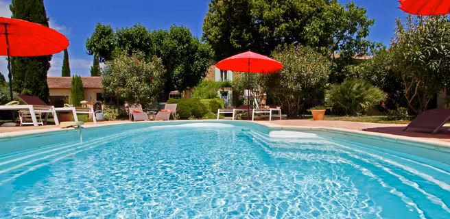 Piscine et ciel bleu - Fontaines des Magnarelles