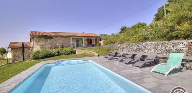 Gîte de l'Ouest, pour 15 personnes avec piscine privée à Longessaigne, dans le Lyonnais - Rhône.