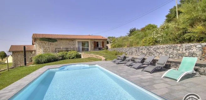 Gîte de l'Ouest, pour 15 personnes avec piscine privée à Longessaigne, dans le Lyonnais - Rhône.