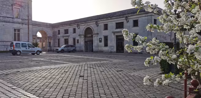 L'Office de Tourisme de la Destination Cognac est situé dans la cour du Musée d'art et d'histoire en plein centre ville
