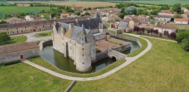 Visit of the exterior and the chapel of the castle of Saveilles
