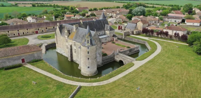 Visit of the exterior and the chapel of the castle of Saveilles