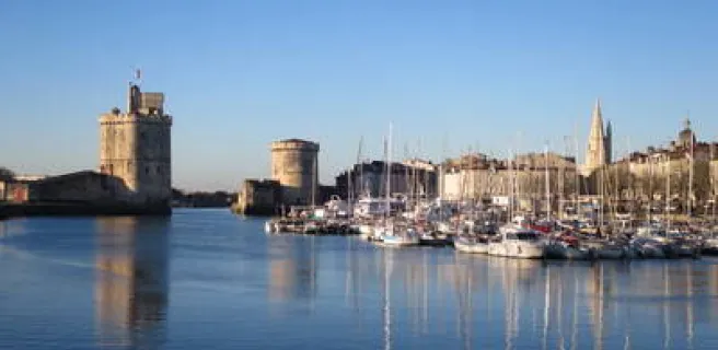 Les Tours Saint-Nicolas et la Chaine vues depuis le port.