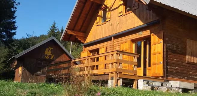 Vu extérieure du chalet en été soleil