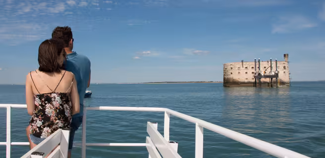 Couple sur le pont d'un navire, devant le célèbre Fort Boyard
