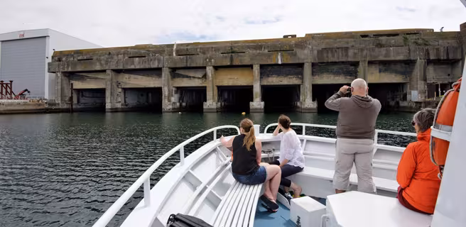Le navire Alizé, devant la Base Sous-Marine