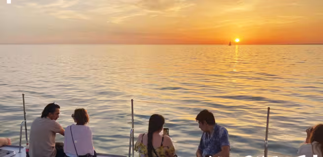 À l'heure du coucher du soleil à bord de Kapalouest