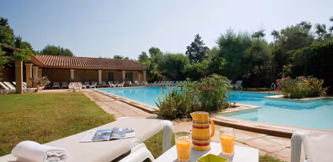 transat au bord de la piscine - Le mas des sables