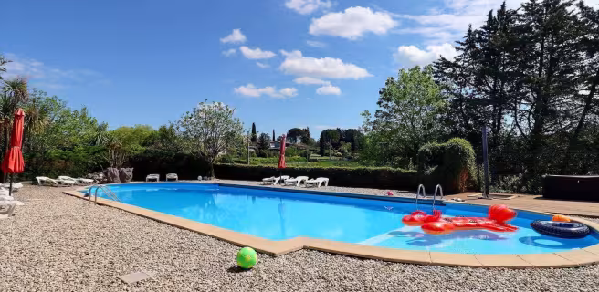 Le Mas Boyer, grand parc arboré, belle piscine commune 