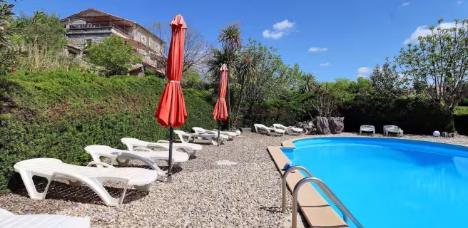 Le Mas Boyer grand parc arboré avec belle piscine commune