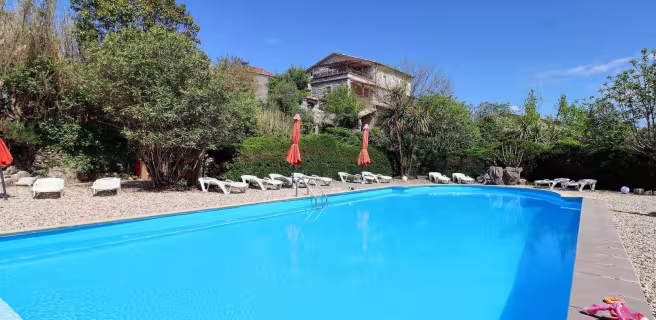 Le Mas Boyer grand parc arboré avec piscine commune