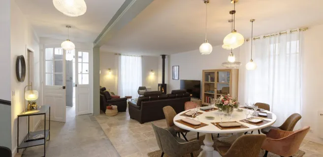 salle à manger et séjour Gite Le Presbytère de Montferrier/ crédit photo : Marc Mesplié 