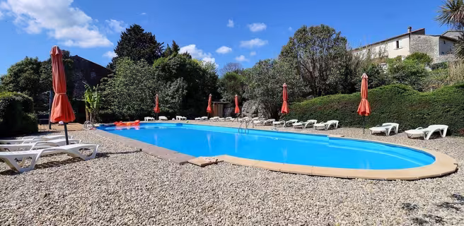 Le Mas Boyer grand parc arboré avec piscine commune