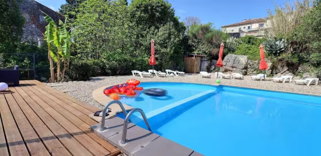 Le Mas Boyer grand parc arboré avec piscine commune