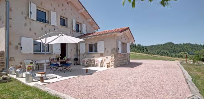 La terrasse équipée et son espace véhicule.