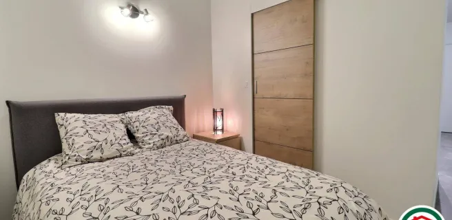 Coin nuit avec un lit double (1x140x190), climatiseur et TV