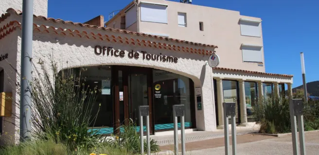 Office de tourisme vu de la place de l'appel du 18 juin