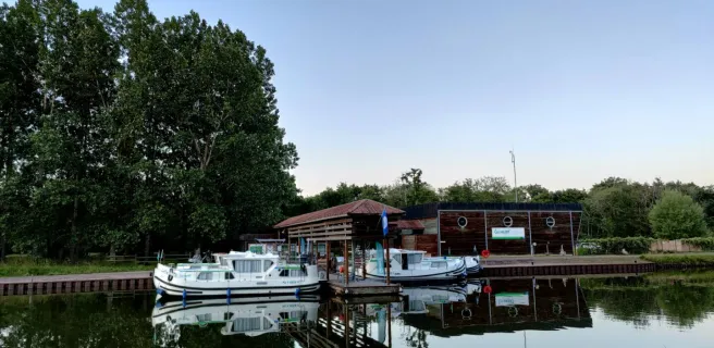 Locaboat Holidays - Location de bateaux et Port