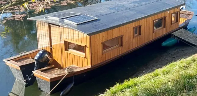 Toue cabanée Au bout de l'île (Bateau)