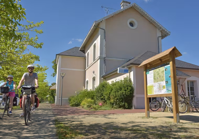 Ancienne gare sur la voie verte du Lude - Vallée du loir à vélo