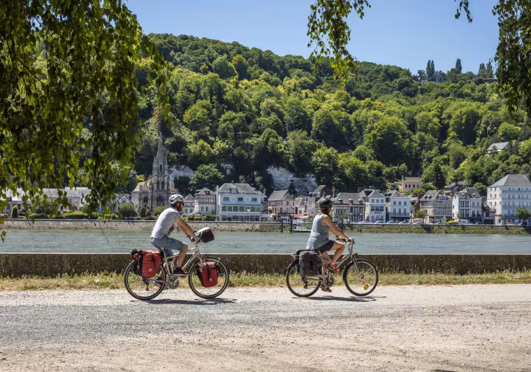 Arrivée à La Bouille à vélo, côté Sahurs