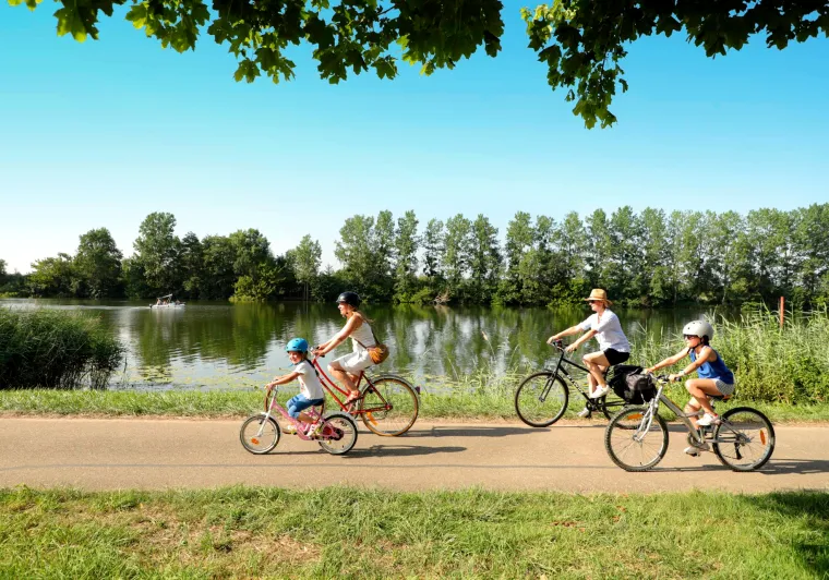 En famille à vélo sur le chemin de halage de la Saône