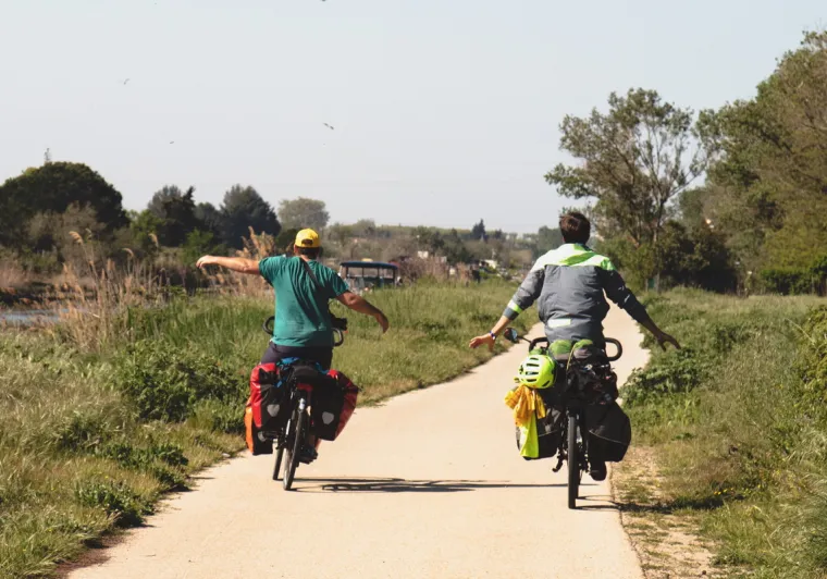 Couple cycliste à vélo sur l'EuroVelo 8 en Camargue