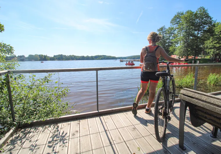 Pause vélo au bord du lac de Malsaucy sur la francovélosuisse