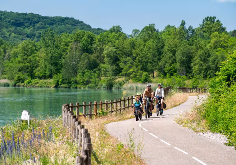 Famille à vélo sur ViaRhôna vers Massignieu 