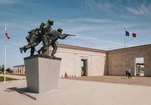 Memorial_Britannique_de_Ver-sur-mer_(sculpture_de_David_Williams-Ellis)_-_Refuse_to_hibernate-Refuse_to_hibernate-1600px.JPG