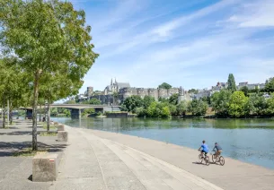 À vélo sur le Quai Eric Tabarly à Angers