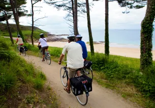 Balade à vélo entre les pins en bord de mer