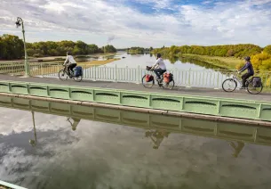 Traversée du pont canal de Briare sur La Loire à Vélo