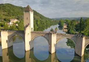 Cyclistes sur le pont Valentré à Cahors
