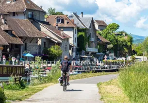 Le canal de Savière à vélo à Chanaz - ViaRhôna