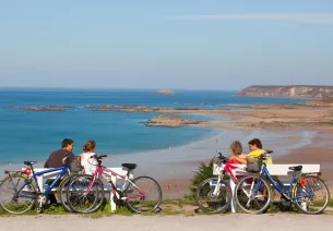Le Cap Frehel à vélo en famille - Vue sur la Manche