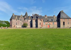 Le château de Carrouges sur La Véloscénie