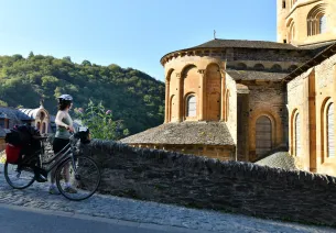 Cyclistes devant l'abbatiale de Conques