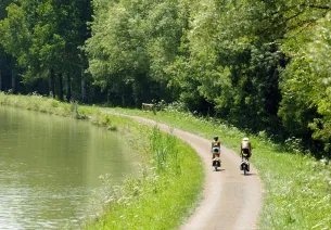 Cyclistes sur le canal du Nivernais