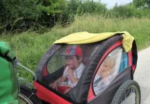 Famille avec enfants sur le Canal de Bourgogne en vélo + remorque