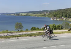 Cyclistes aux abords du lac Saint-Point