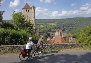 Cyclistes à Saint-Cirq-Lapopie