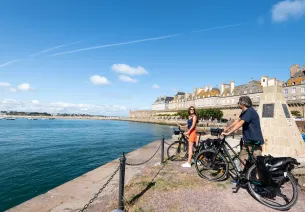 Devant les remparts de Saint-Malo