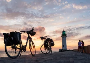 Coucher de soleil au phare de Saint-Valery-en-Caux - La Vélomaritime / EuroVelo 4