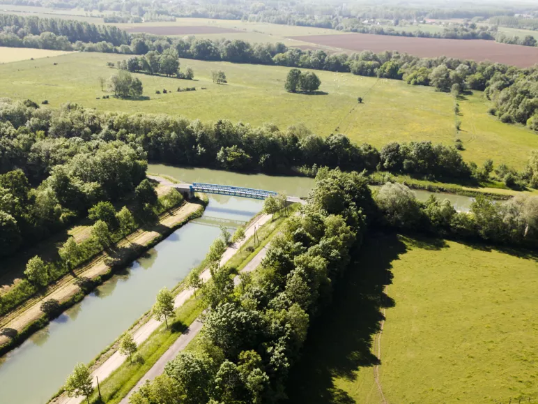 Vue aérienne du canal à Maxilly-sur-Saône